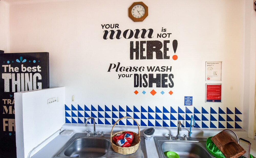 Shared kitchen, Hostel Mundo Joven Catedral