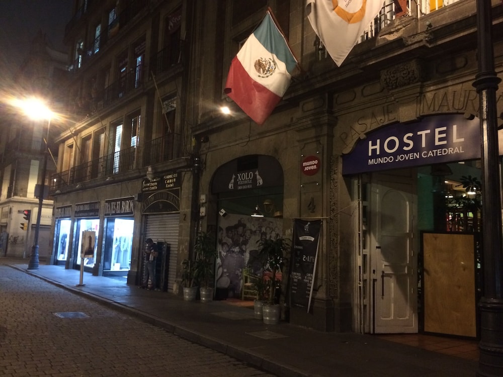 Front of property - evening/night, Hostel Mundo Joven Catedral