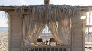 Privatstrand, Liegestühle, Sonnenschirme, Strandtücher