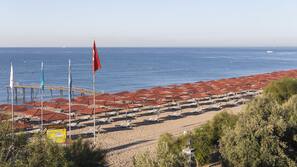 Privatstrand, Liegestühle, Sonnenschirme, Strandtücher