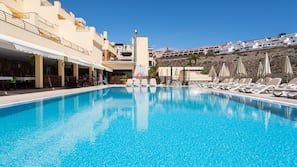 2 piscinas al aire libre