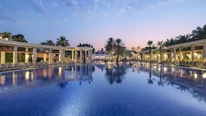 5 outdoor pools, pool umbrellas, pool loungers