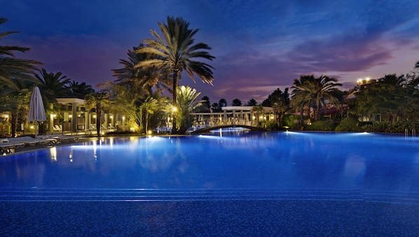 5 outdoor pools, pool umbrellas, pool loungers