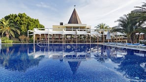 5 outdoor pools, pool umbrellas, pool loungers