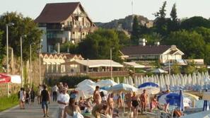 Privatstrand, Liegestühle, Sonnenschirme, Sporttauchen