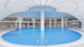 Innenpool, 6 Außenpools, Sonnenschirme, Liegestühle