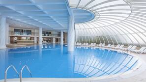 Innenpool, 6 Außenpools, Sonnenschirme, Liegestühle
