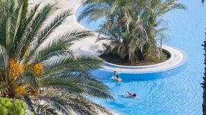 Innenpool, 3 Außenpools, Sonnenschirme, Liegestühle