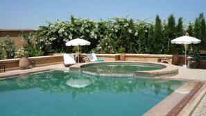 Piscine extérieure, parasols de plage, chaises longues