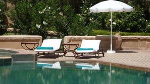 Piscine extérieure, parasols de plage, chaises longues