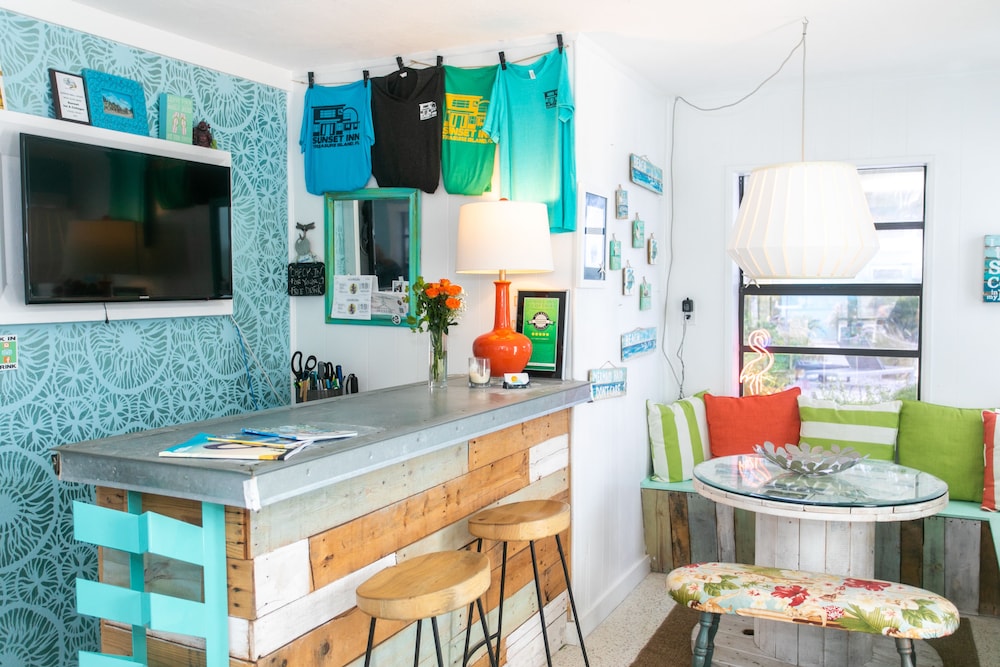 Sunset Inn & Cottages