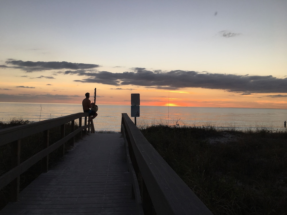 Sunset Inn & Cottages