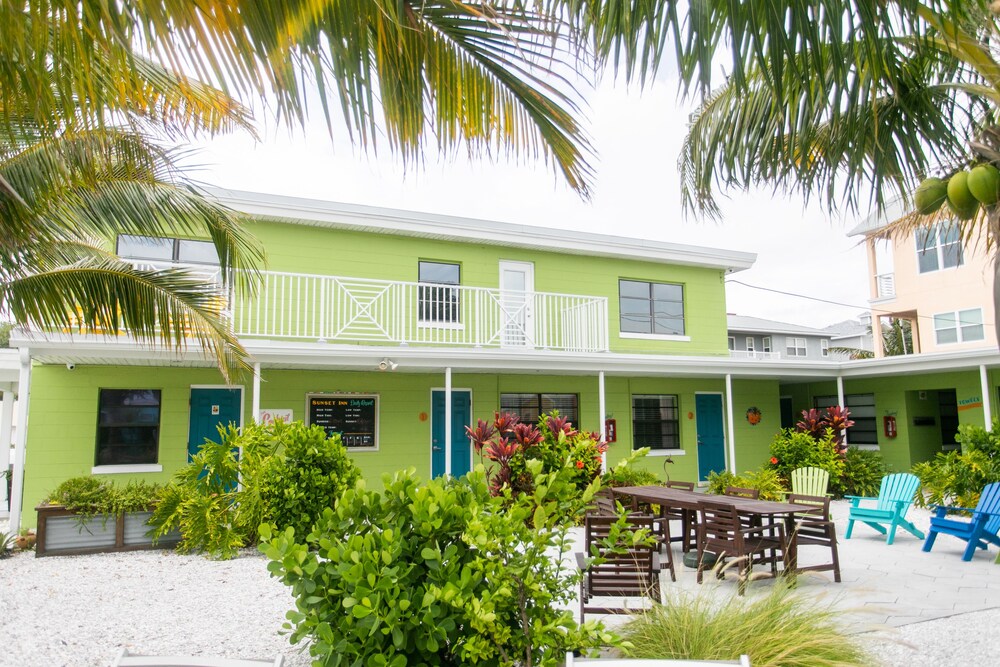 Sunset Inn & Cottages