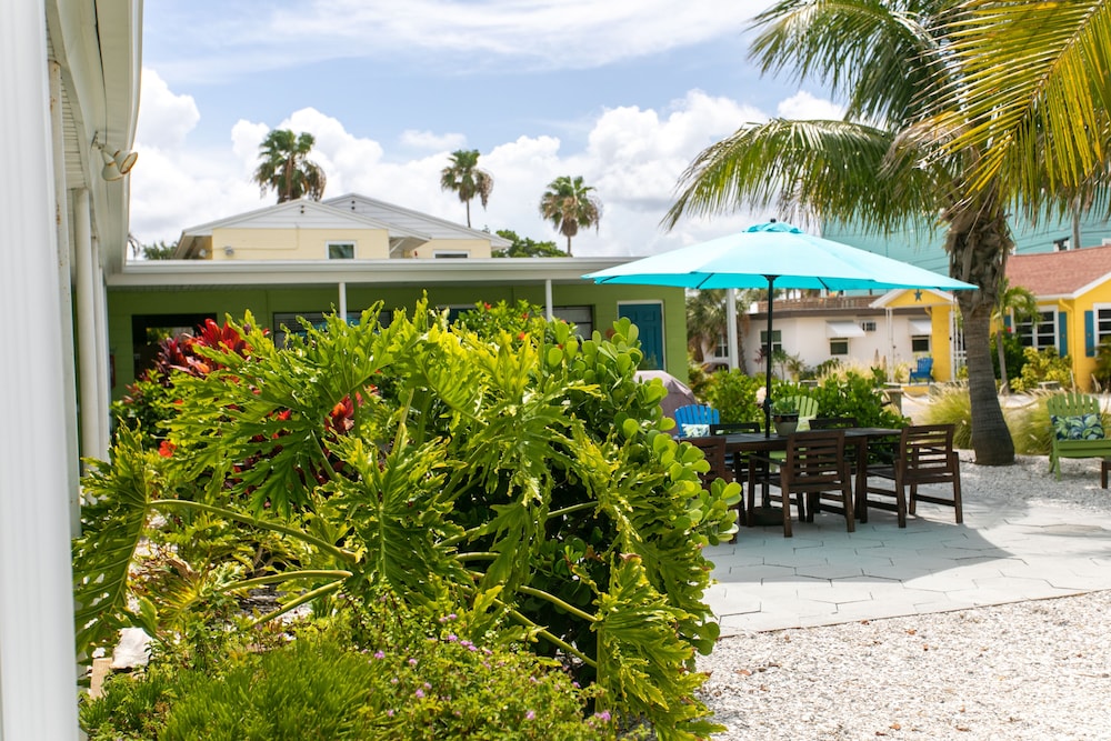 Sunset Inn & Cottages