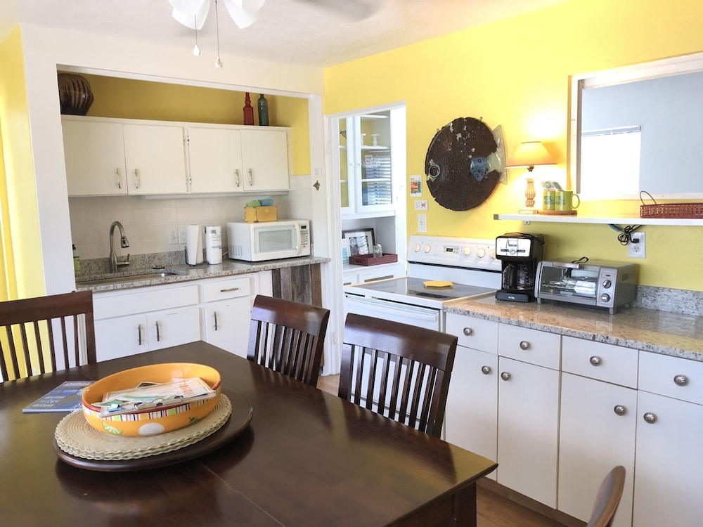 Sunset Inn & Cottages