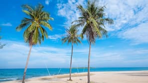 Privatstrand, Sonnenschirme, Kajakfahren