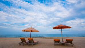 Privatstrand, Sonnenschirme, Kajakfahren