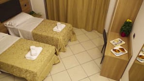 Una cassaforte in camera, una scrivania, postazione laptop