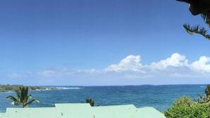 Beach nearby, sun-loungers, beach towels