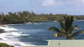 Beach nearby, sun-loungers, beach towels