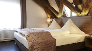 Hochwertige Bettwaren, Zimmersafe, Schreibtisch, schallisolierte Zimmer
