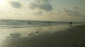 ใกล้ชายหาด, เก้าอี้อาบแดด, ผ้าเช็ดตัวชายหาด, การตกปลา