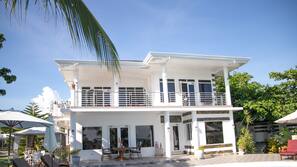 Outdoor pool, pool umbrellas, sun loungers