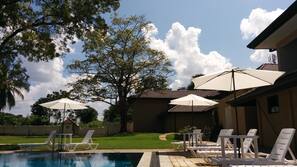 Piscine extérieure, parasols de plage, chaises longues