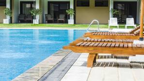 Piscine extérieure, parasols de plage, chaises longues