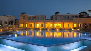 2 outdoor pools