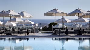 2 outdoor pools