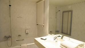 Een bad/douchecombinatie, gratis toiletartikelen