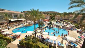 Piscine couverte, 2 piscines extérieures, parasols de plage
