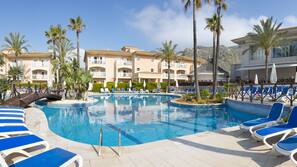 Piscine couverte, 2 piscines extérieures, parasols de plage