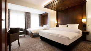 Hypo-allergenic bedding, in-room safe, desk, blackout curtains