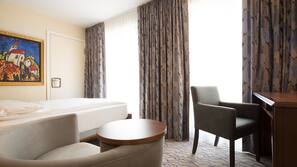Hypo-allergenic bedding, in-room safe, desk, blackout curtains
