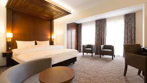 Hypo-allergenic bedding, in-room safe, desk, blackout curtains