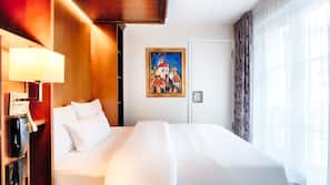 Hypo-allergenic bedding, in-room safe, desk, blackout curtains