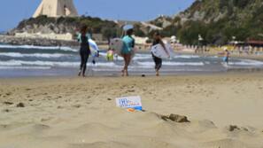 Una spiaggia nelle vicinanze, sabbia bianca, navetta per la spiaggia