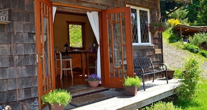 Alderwood Cottage & Suite - Bowen Island