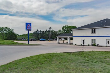Motel 6 Augusta, KS, Wichita: Room Prices & Reviews | Travelocity