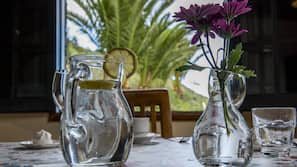 Grand réfrigérateur, micro-ondes, fourneau de cuisine