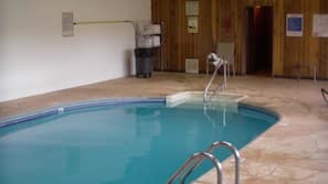 Una piscina cubierta