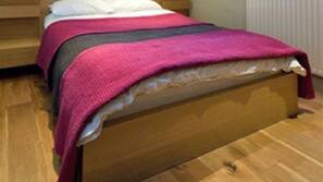 In-room safe, free WiFi, linens