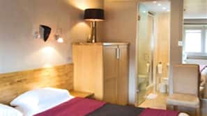 In-room safe, free WiFi, linens