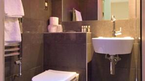 Shower, rainfall showerhead, free toiletries, hair dryer