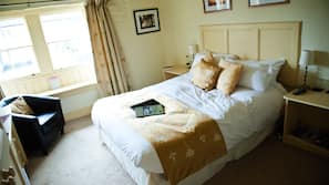 Premium bedding, desk, iron/ironing board, free WiFi