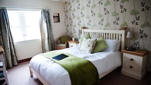 Premium bedding, desk, iron/ironing board, free WiFi