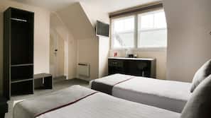 1 bedroom, desk