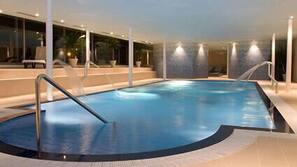 Una piscina cubierta, una piscina al aire libre de temporada